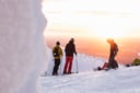 laskettelijat rinteessä